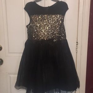 I am selling a girls size 14 dress‼️